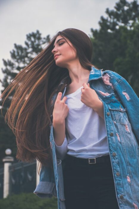 Chica jugando con su cabello largo