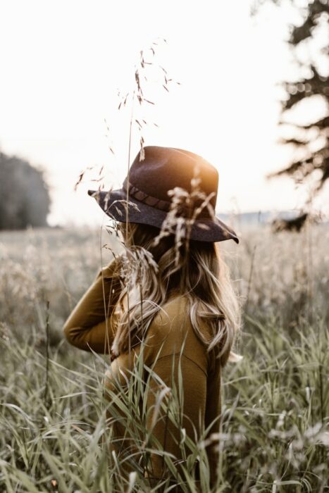 Chica paseando en un campo de trigo