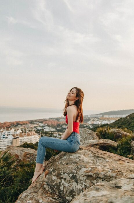 Chica sentada en una montaña