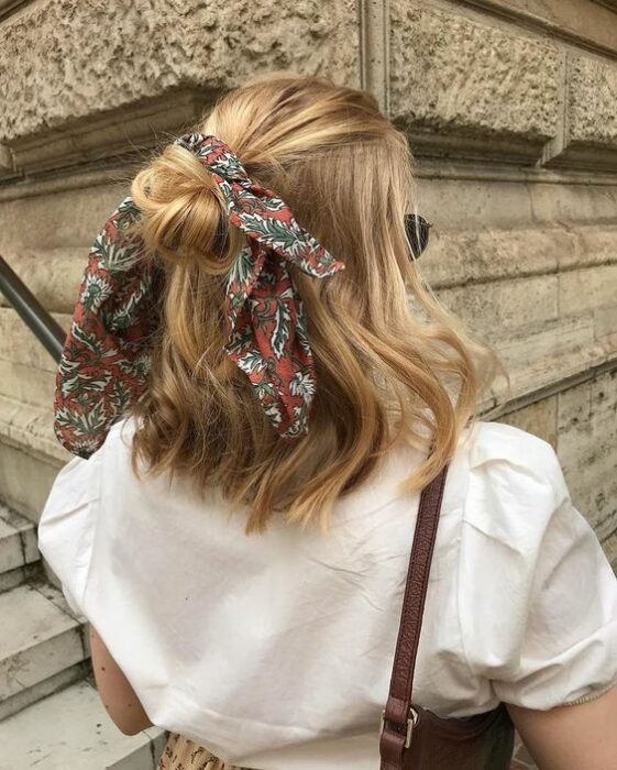 Chica con cabello corto con recogido de moño y un listón