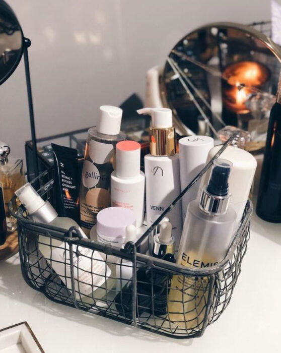 Organización de maquillaje y skin care en una canasta metálica