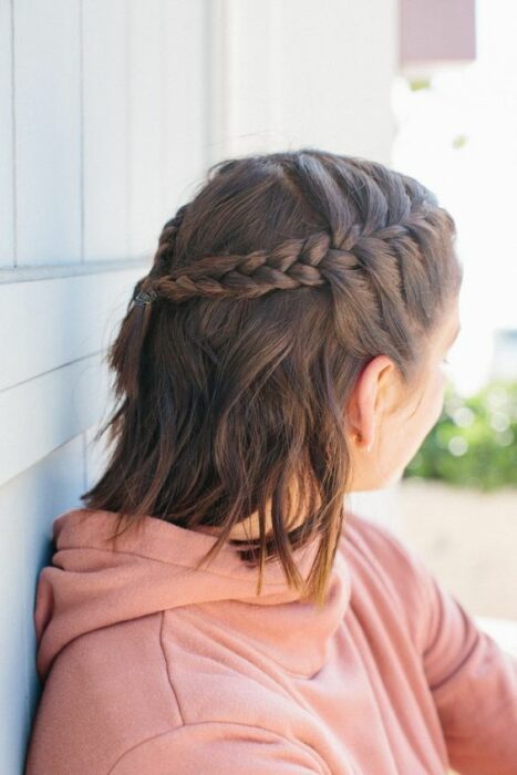 Chica con cabello corto peinado con trencitas