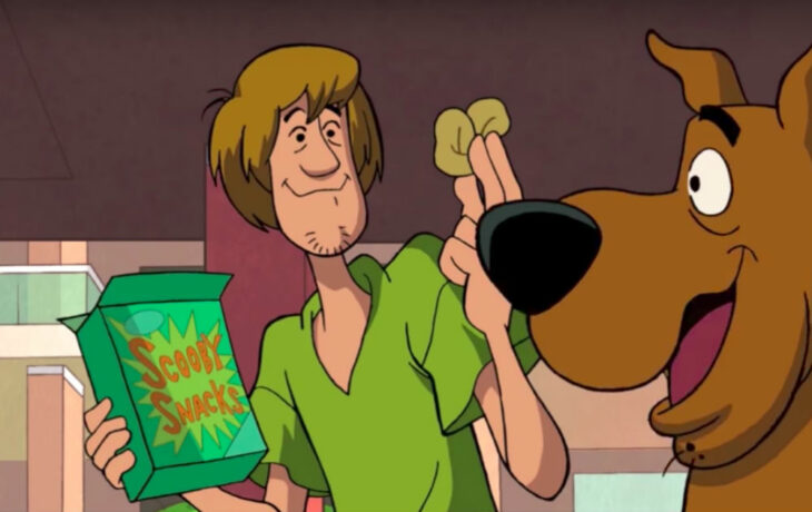 Escena de 'Scooby-Doo' en la que Shagy y Scooby comen scooby galletas