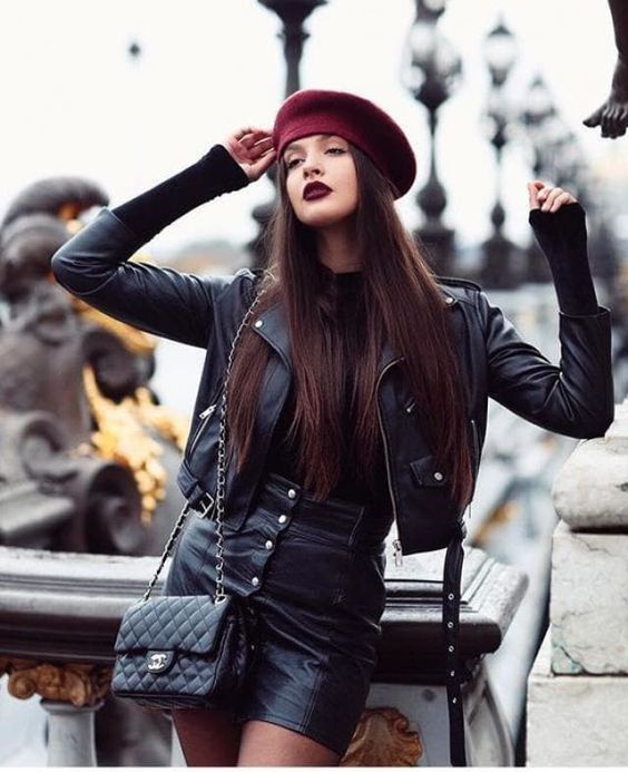 Chica con boina en tono rojo cereza; ideas para llevar gorros y sombreros en otoño