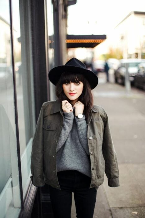 Chica con sombrero negro amplio ideal para el otoño; ideas para llevar gorros y sombreros en otoño