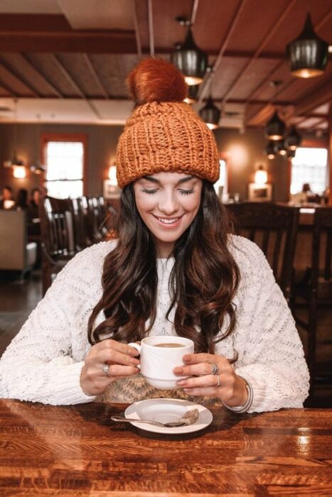 Chica con gorro de estambre en color ocre; ideas para llevar gorros y sombreros en otoño