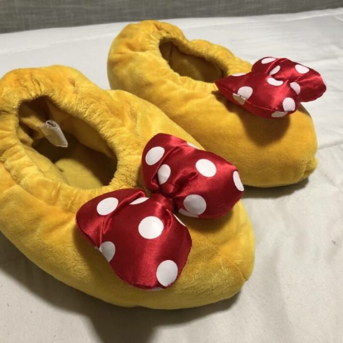 Pantuflas en forma de lso zapatos de Minie Mouse