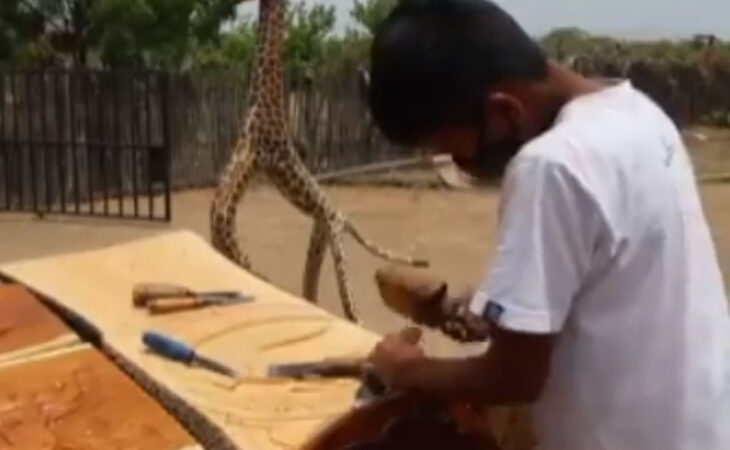 Marck Anthony tallando artesanía de madera