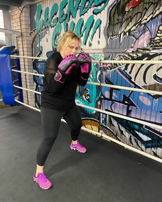 Rebel Wilson usando prendas deportvias, después de una clase de kick boxing