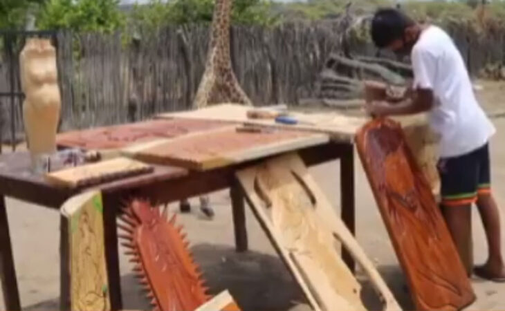 Marck Anthony y sus artesanías de madera