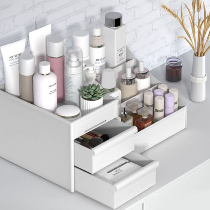 Organización de maquillaje y skin care en artículo de de manera con niveles y cajones