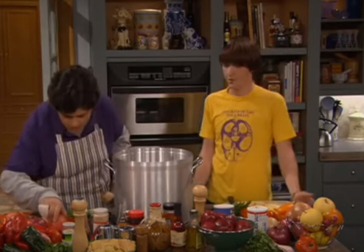 Escena de 'Drake & Josh' en la que están preparando salsa con pimienta peruana