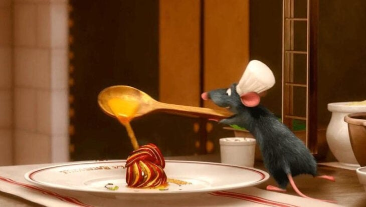Escena de la película de 'Ratatouille', en la que Remy emplata el platillo Ratatouille