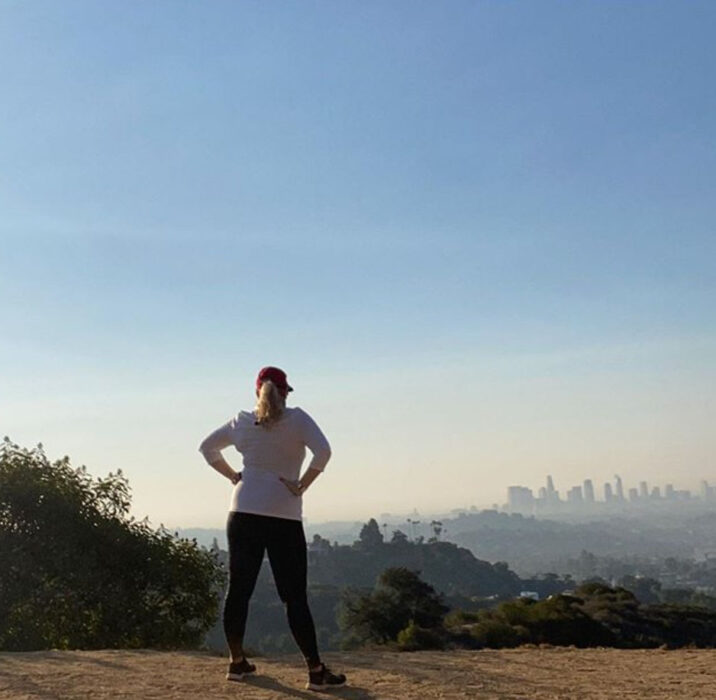 Rebel Wilson posando mirando al horizonte después de haber realizado una caminata