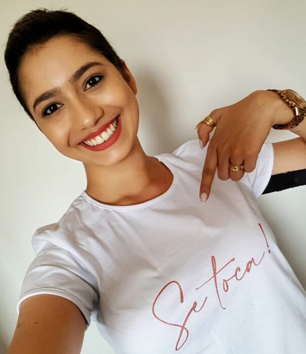 Chica con playera blanca haciendo alusión a Octubre Rosa