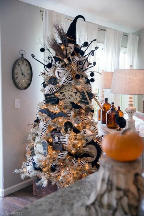 Pinito navideño decorado con temática de Noche de brujas; ideas para decorar tu arbolito de Navidad