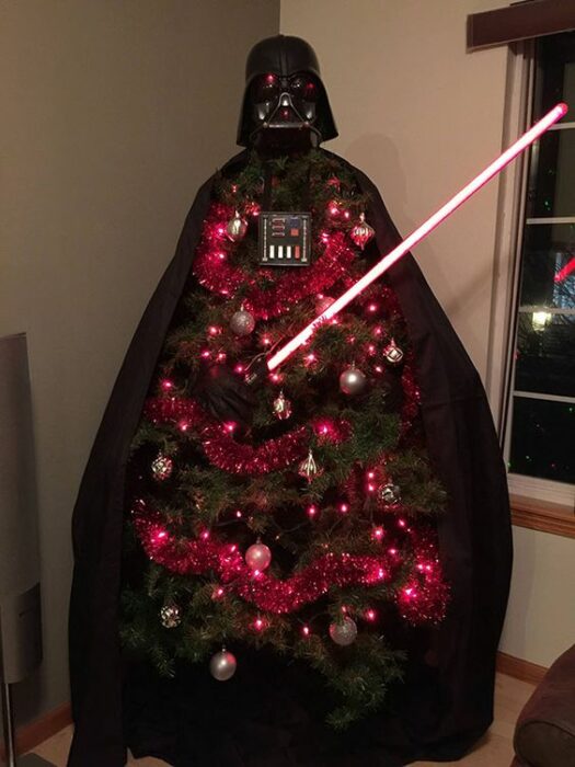 Pinito navideño decorado con temática de Star Wars; ideas para decorar tu arbolito de Navidad