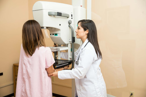 Mujer realizándose una mamografía