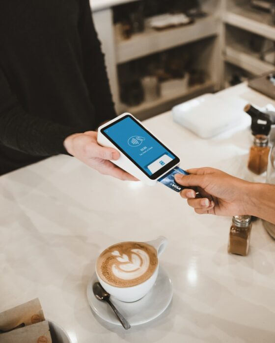 Persona pagando un café