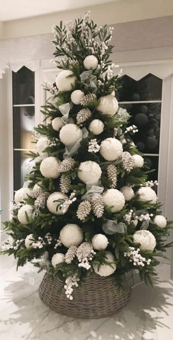 Pinito navideño decorado con esferas gigantes; ideas para decorar tu arbolito de Navidad