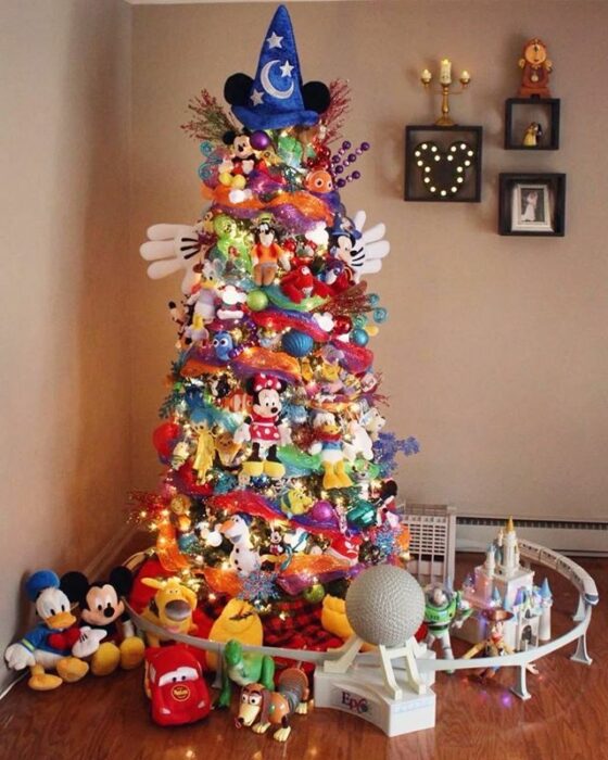 Pinito navideño decorado con temática de Disney; ideas para decorar tu arbolito de Navidad