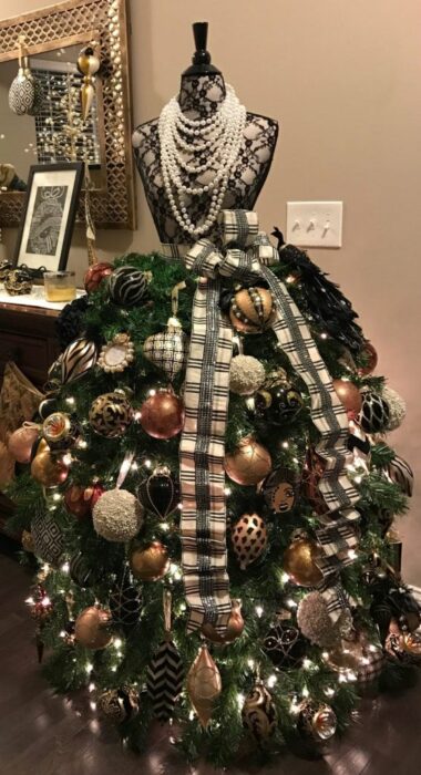 Pinito navideño decorado como un vestido elegante; ideas para decorar tu arbolito de Navidad