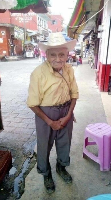 Abuelito se emociona por su primera foto en facebook