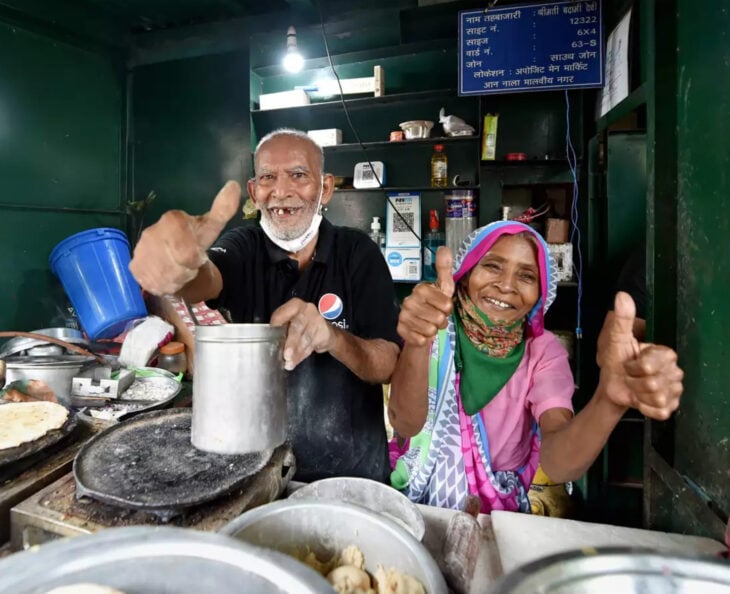 Internet ayuda a pareja de abuelitos a vender la comida de su restaurante