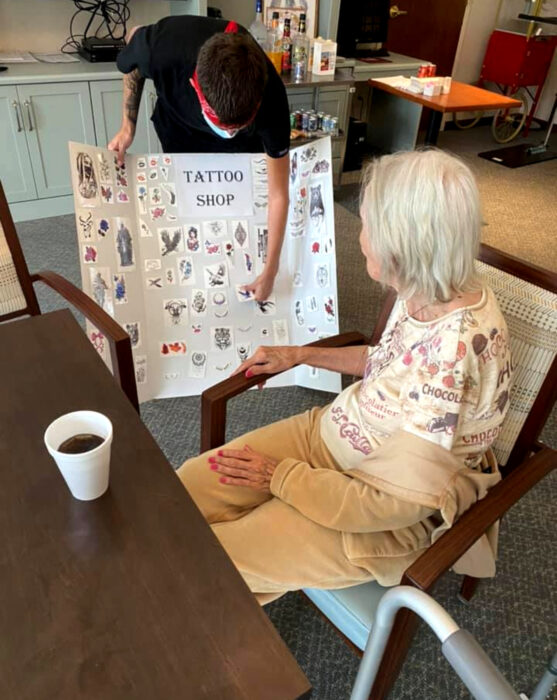 Abuelitos en asilo se hacen tatuajes temporales