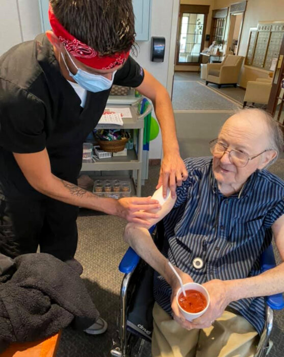 Abuelitos en asilo se hacen tatuajes temporales