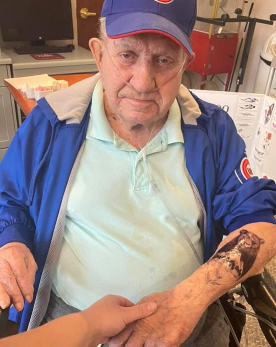 Abuelitos en asilo se hacen tatuajes temporales; oso en el brazo