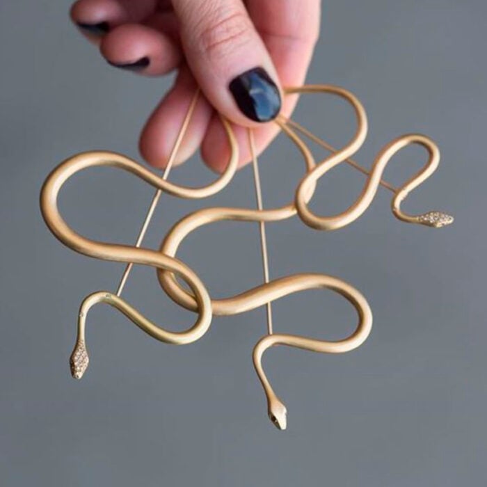 Pasadores para cabello de color dorado en forma de serpientes