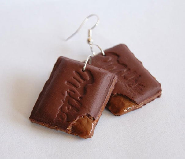 Pequeños aretes en forma de barra de chocolate con cajeta 