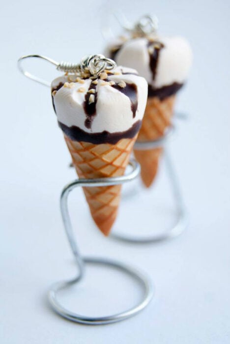 Pequeños aretes en forma de conos de helado 
