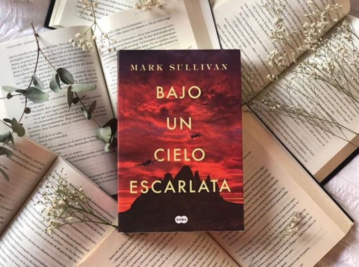 Libro Bajo un cielo escarlata de Mark Sullivan