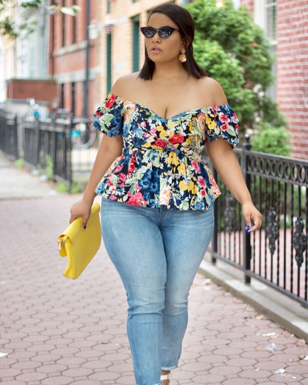 Blusa blanca con detalles en el cuello