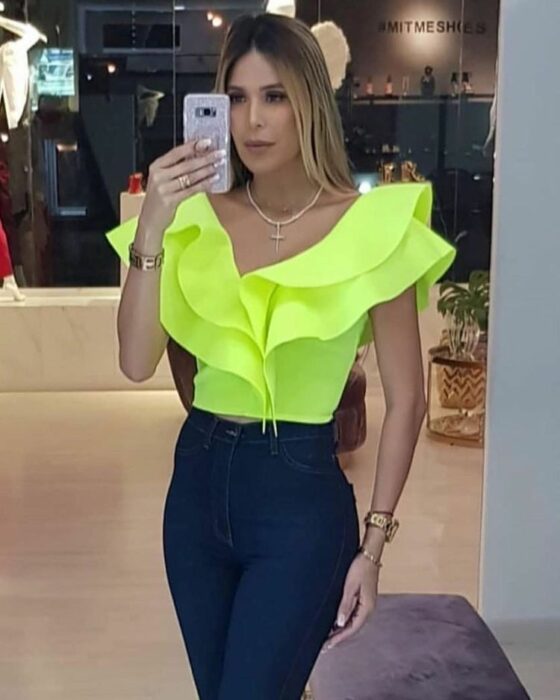 Chica con una blusa de color verde neón