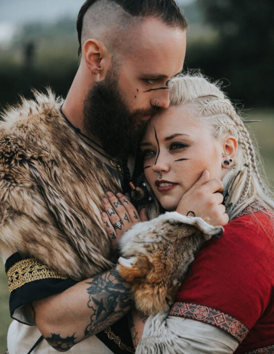 Ideas para una boda vikinga; pareja