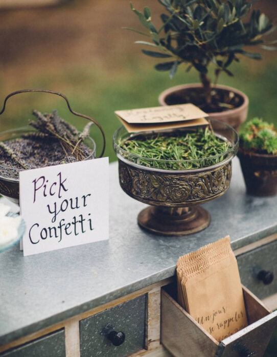 Ideas para una boda vikinga; confeti de flores y hojas