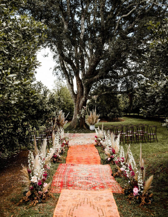 Ideas para una boda vikinga; bosque con camino de alfombras