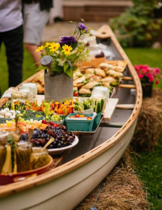 Ideas para una boda vikinga; mesa de dulces y bebidas hecha con canoa, balsa