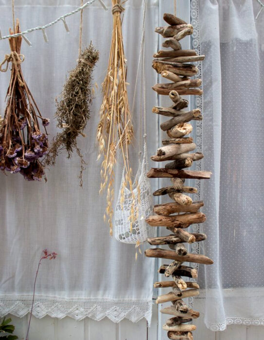 Ideas para una boda vikinga; guirnalda de madera y flores secas