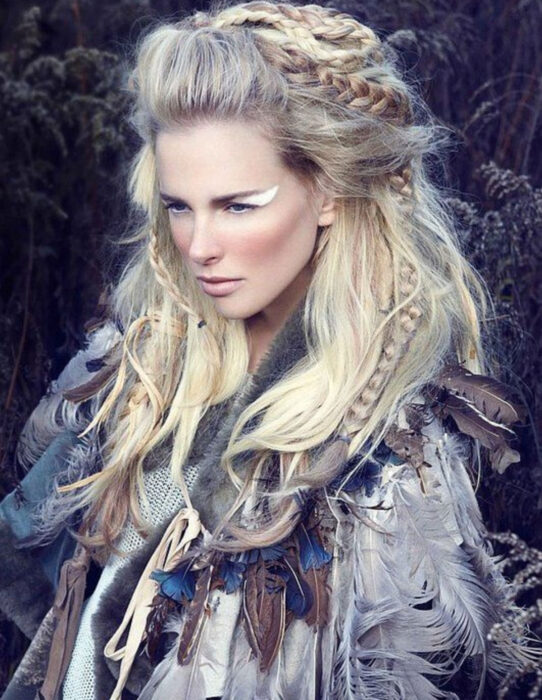 Ideas para una boda vikinga; peinado de trenzas