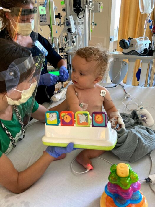 Bodie en el hospital con sondas y suero