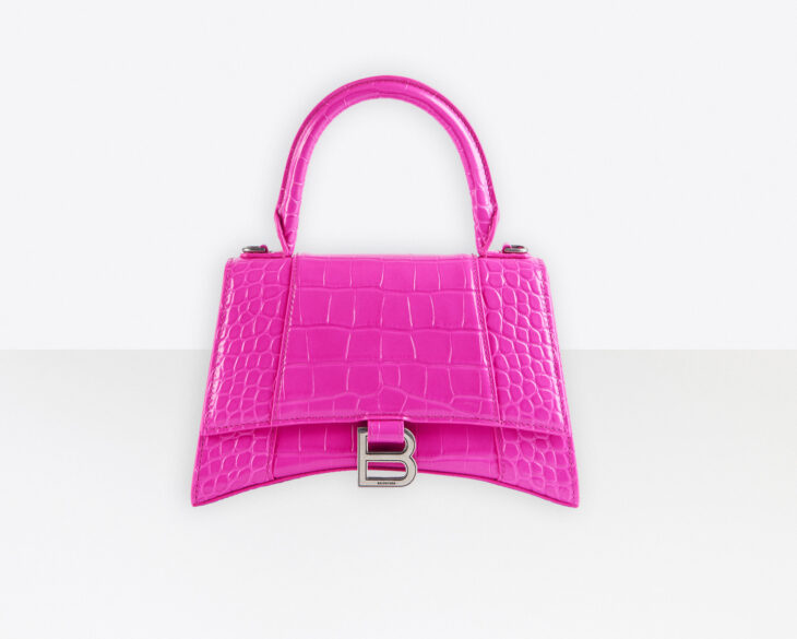 Bolso de color rosa con detalles en plateado y azas cortas de Balenciaga 