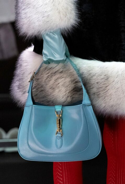 Bolso Jackie O hecho por Gucci en color azul con detalles en dorado 