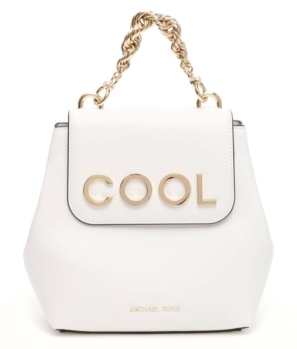 Bolso color blanco con detalles en dorado creado por Michael Kors