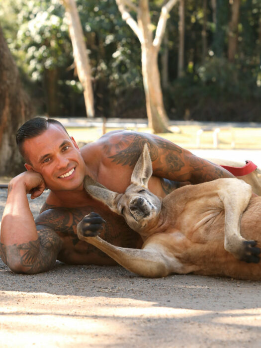 Bomberos australianos posan con animales