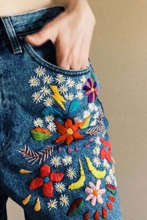 Bordado en jeans de flores de diferentes colores y tamaños
