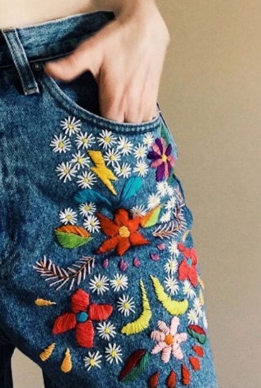 Ideas para que tus jeans luzcan bellos con hermosos bordados